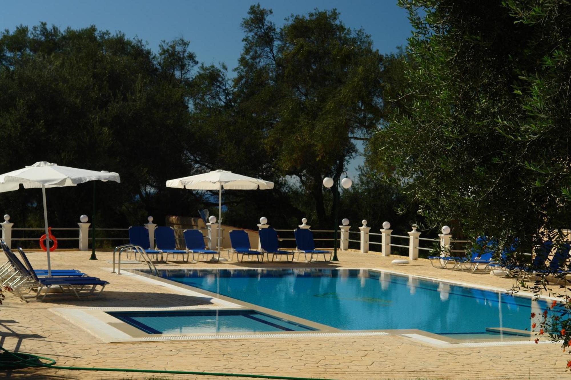 Prasoudopetra Apart otel Ágios Matthaíos Dış mekan fotoğraf